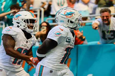 Tyreek Hill scores 80-yard TD, does handcuffs celebration after pre-game detainment