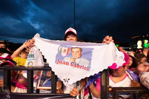 Juan Gabriel Concert Screening at Mexico City’s Zócalo Attracts 70,000 People