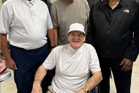 Pete Rose posed with Reds legends, signed autographs day before death