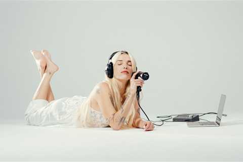 Love, Hope, Resilience: Elena Rose Drops Debut EP ‘En Las Nubes (Con Mis Panas)’