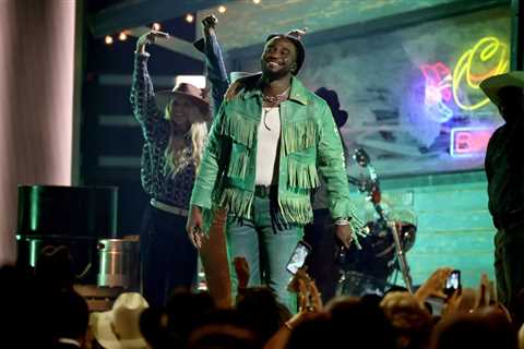 Shaboozey Sings Pensive ‘Highway’ and ‘A Bar Song (Tipsy)’ at 2024 CMA Awards