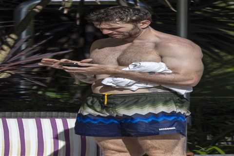 Joel Dommett, Sam Thompson, and Kemi Rogers Enjoy Pool Break from I’m A Celebrity Unpacked