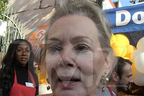'Hacks' Star Jean Smart Says Families Shouldn't Talk Politics At Thanksgiving