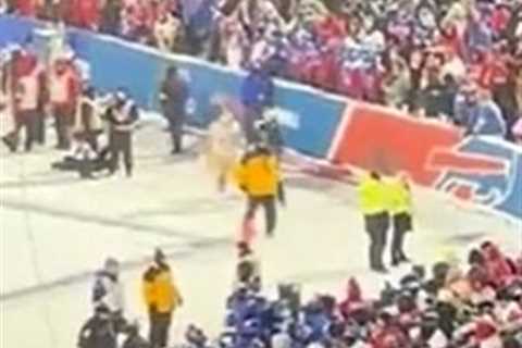 Bills fans throw snowballs at injured Christian McCaffrey, 49ers field-goal try in wild scenes