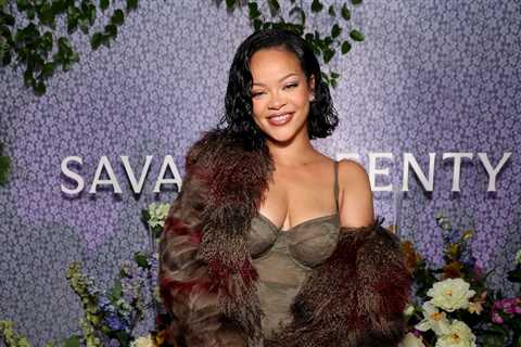 Rihanna Got a Very Special, Personal Gift At Mariah Carey’s Final Christmas Concert in..