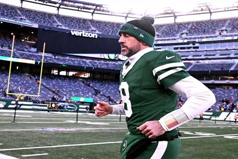 Aaron Rodgers bristles at idea Jets should have run more in cold weather