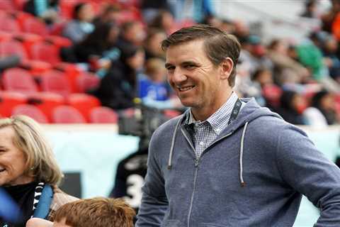 Eli Manning reveals his legendary dad’s funny texting habit