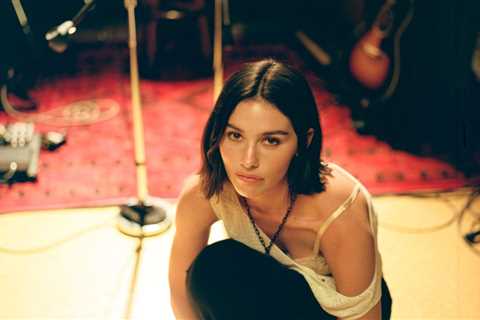 Gracie Abrams Spends Her Eighth Week at No.1 on U.K. Singles Chart