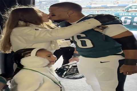 Saquon Barkley kisses girlfriend, shares special handshake with daughter before explosive Eagles..