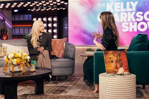 Watch ROSÉ Teach Kelly Clarkson the Viral ‘APT.’ Dance