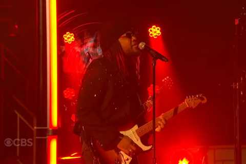 Leon Thomas Makes TV Debut With ‘Mutt’ on ‘The Late Show’