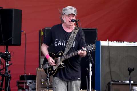 Neil Young and the Chrome Hearts Set 2025 European/N. American Love Earth Tour