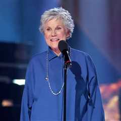 Anne Murray to Receive Lifetime Achievement Award at 2025 Junos