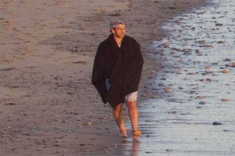 Pensive Aaron Rodgers takes solo beach stroll as massive free agency decision looms
