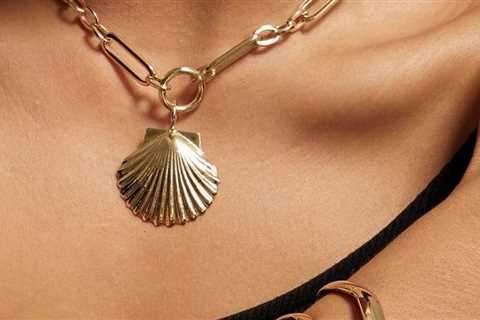 Viral Shell Necklace: Discover Coastal-Cool Accessories