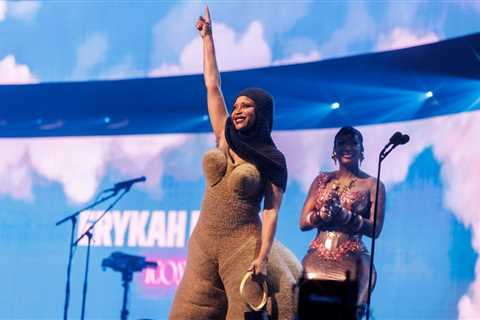 Erykah Badu Praises Womanhood, Proves Why She’s an Icon for Billboard Women in Music Speech..