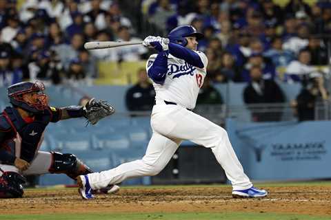 Max Muncy ditches torpedo bat just in time to set up Shohei Ohtani’s walkoff homer