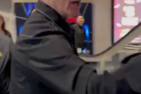 Bill Murray lashes out at pushy fan in New York cinema