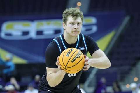 Panthers sign college hoops player who has never played football before