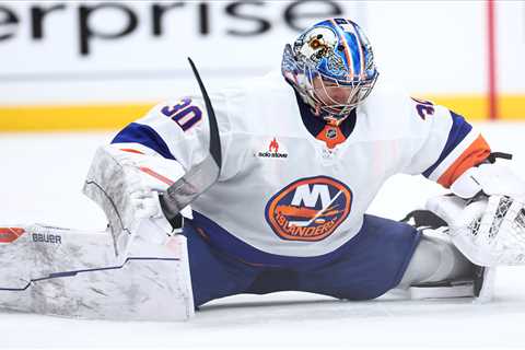 Ilya  Sorokin exits Islanders game early in latest goalie question mark