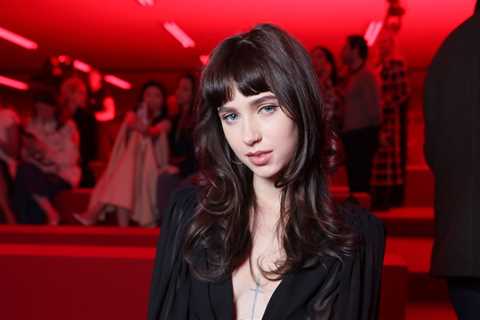 Clairo’s ‘Apple’ Dance at Brat Tour Gets Charli xcx’s Stamp of Approval