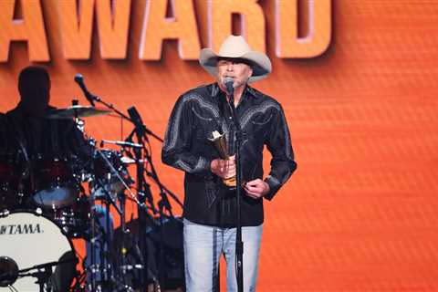 Alan Jackson Receives Eponymous ACM Lifetime Achievement Award & Performs ‘Remember When’