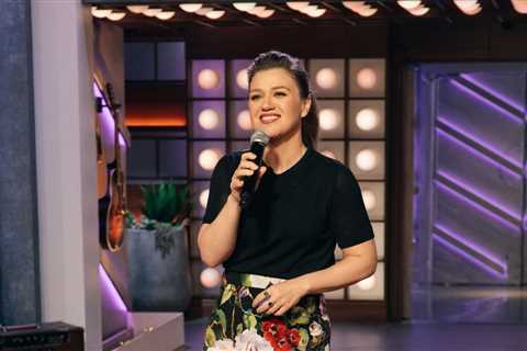 Kelly Clarkson Tells Fans She’s ‘Bummed’ Her Talk Show Stops Her From Touring During NJ Concert