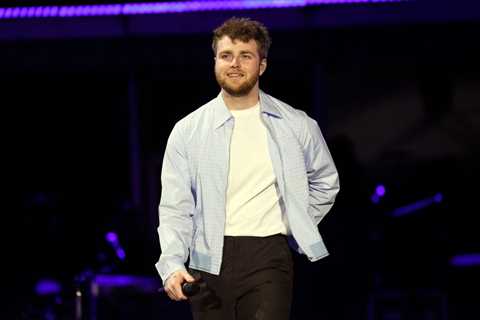 Alex Warren to Perform at 2025 American Music Awards