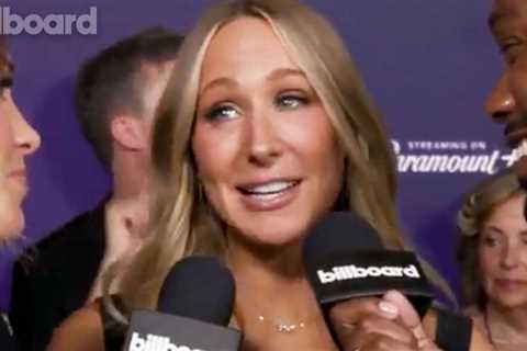 Nikki Glaser Fangirls Over Taylor Swift & More | AMAs 2025