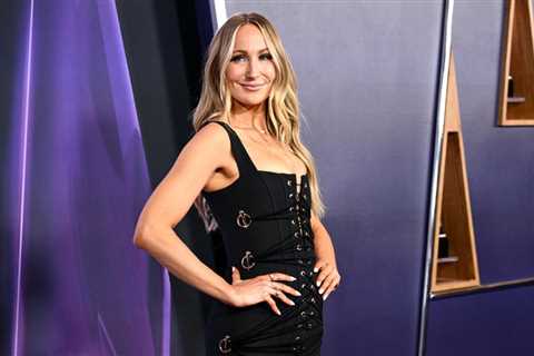 Nikki Glaser Admits She Was ‘Clowning’ for a Taylor Swift Announcement at the 2025 AMAs