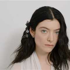 Lorde Reveals How Becoming Famous at a Young Age Created a ‘Binary’ in Her Personal Life