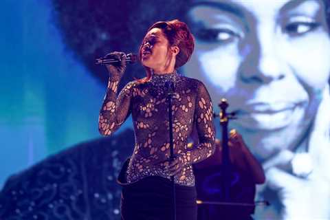 Andra Day Honors Roberta Flack With Beautiful Rendition of ‘Killing Me Softly With His Song’ at..