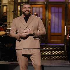 Travis Kelce says hosting ‘SNL’ was hard since he can’t ‘read that well’: ‘F–ked situation’
