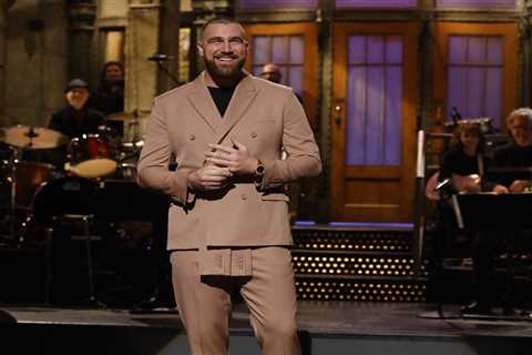 Travis Kelce says hosting ‘SNL’ was hard since he can’t ‘read that well’: ‘F–ked situation’