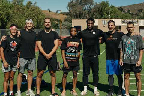 Aaron Rodgers wastes no time bonding with new Steelers teammates in offseason photos