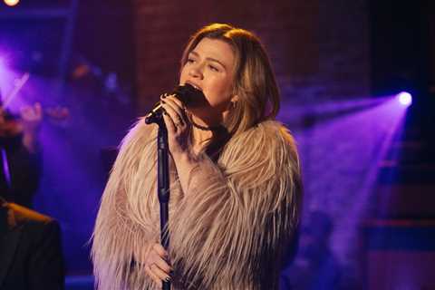 Kelly Clarkson Postpones Vegas Residency on Opening Night