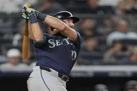 Mariners’ Cal Raleigh belts league-leading 36th homer to stay two ahead of Aaron Judge