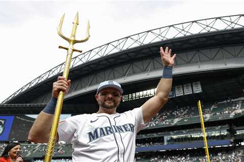 Mariners’ Cal Raleigh figuring out spotlight that comes with his home run bonanza