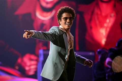 Bruno Mars Jokes He’s ‘Almost Out of Debt’ After Performing ‘APT.’ With ROSÉ on BLACKPINK’s Tour