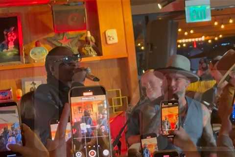 Snoop Dogg Performs 'Let It Run' With Zac Brown Band While Smoking a Blunt