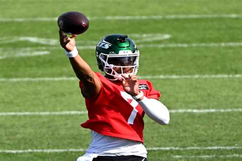 Justin Fields carted off field in major Jets injury concern