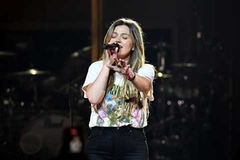 Watch Kelly Clarkson Drop an F-Bomb & Have to Start Over While Covering a Radiohead Hit