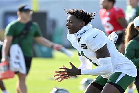 Justin Fields’ perfect start evaporates into forgettable Jets camp day — and Garrett Wilson didn’t..