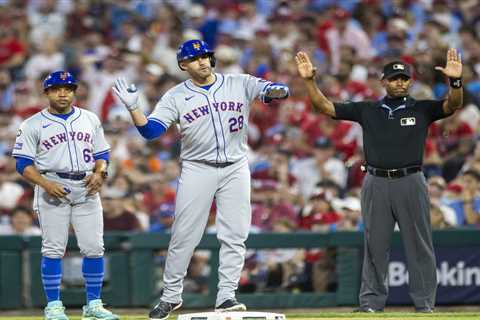 J.D. Martinez takes trip to help struggling Mookie Betts