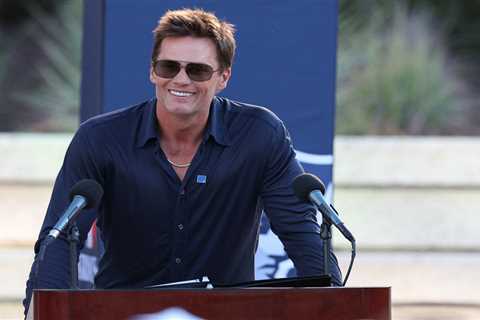 Tom Brady takes shot at Jets fans as Patriots unveil his statue