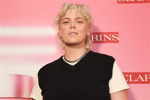 Betty Who Apologizes for ‘Harmful’ & ‘Dismissive’ Comments About Sexuality: ‘I Will Do Better’
