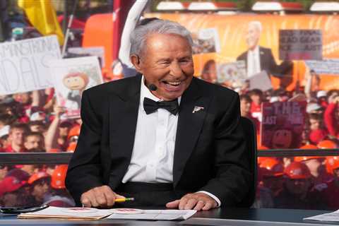 Lee Corso signs off of final ‘College GameDay’ show after one last headgear pick