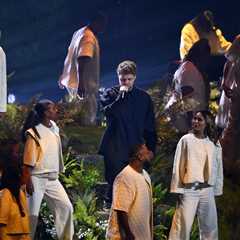 Alex Warren Serenades the 2025 MTV VMAs With ‘Eternity’ & ‘Ordinary’