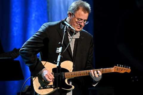 Vince Gill & Lainey Wilson Perform ‘Go Rest High on That Mountain’ for 2025 Emmys ‘In..
