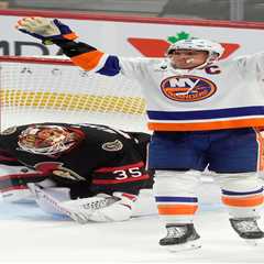 Anders Lee’s late goal lifts Islanders over Senators for wild comeback win
